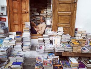 uomo con libri